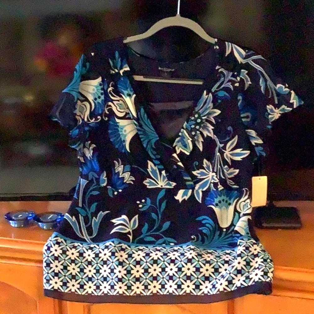 Bay Studio top floral NWT black blue flowers full lining short sleeves Size L